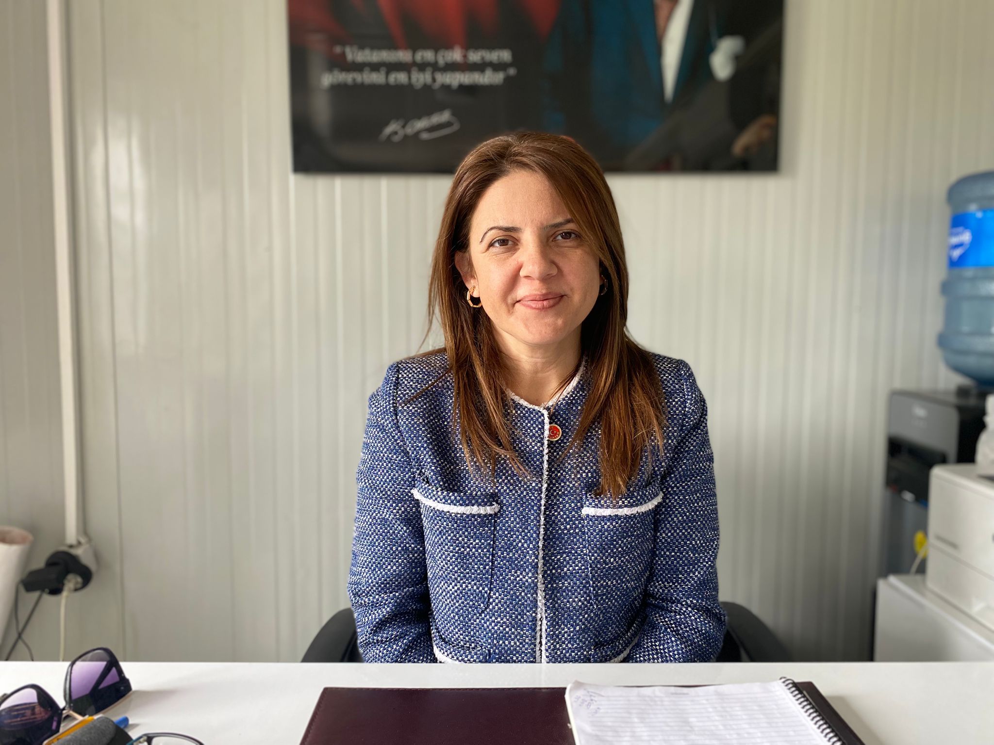 Edirne Kurtuluş Mahallesi'nde yeni takılan bankların 24 saat geçmeden sökülmesine tepki gösteren Muhtar Nurcan Uzel, belediye ekiplerince demirle sabitlenen banklar üzerinden kamu malına zarar verenlere karşı hukuk mücadelesi başlattı.